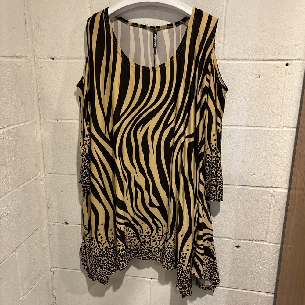 White Mark cold shoulder pin tuck plus size press